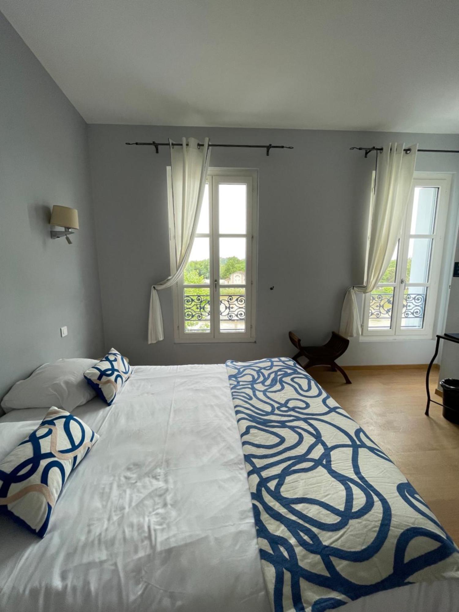 Logis Hotel De La Tour Libourne Exterior photo